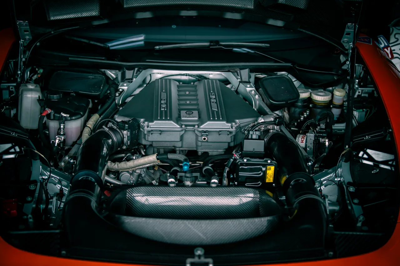 Professionelle Fahrzeugdiagnose mit modernem Diagnosegerät bei Quattro DT