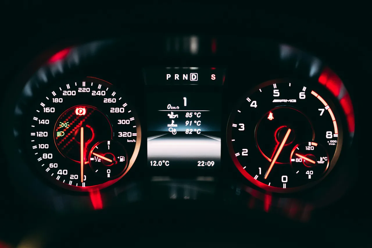 Warnleuchten im Fahrzeug-Cockpit bei der Diagnose